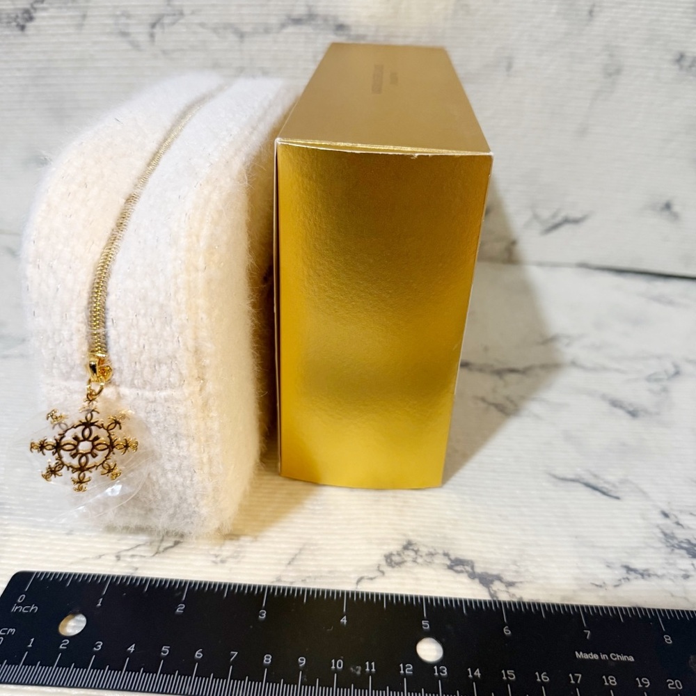 Chanel Beauty White Tweed Pouch with Gold CC Snowflake Zipper - Picture 10 of 10
